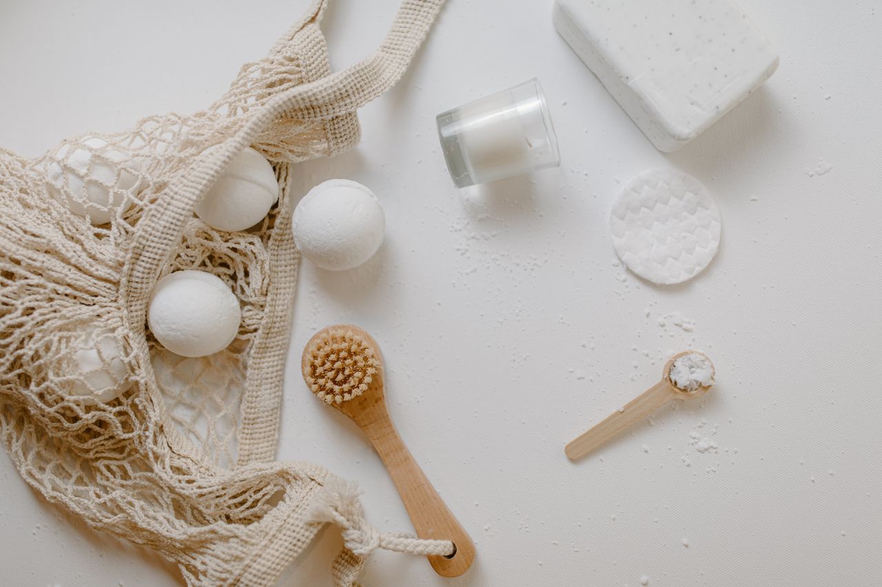 A soft neutral arrangement of bath essentials